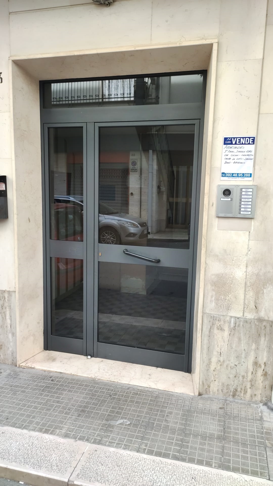 Portone con videocitofono