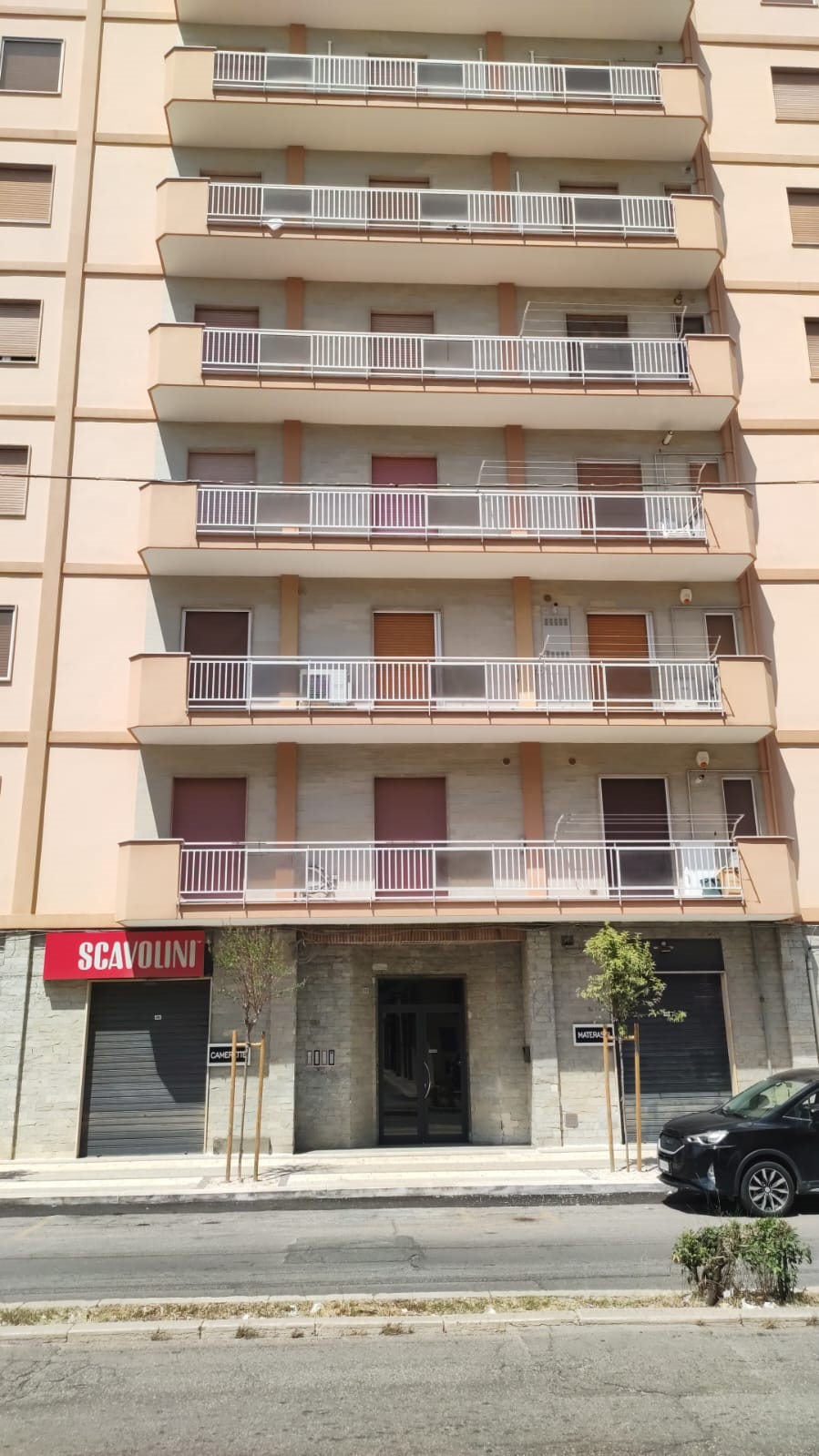 A due passi dal centro proponiamo, al quinto piano di un prestigioso stabile con ascensore , soluzione di 127mq catastali 